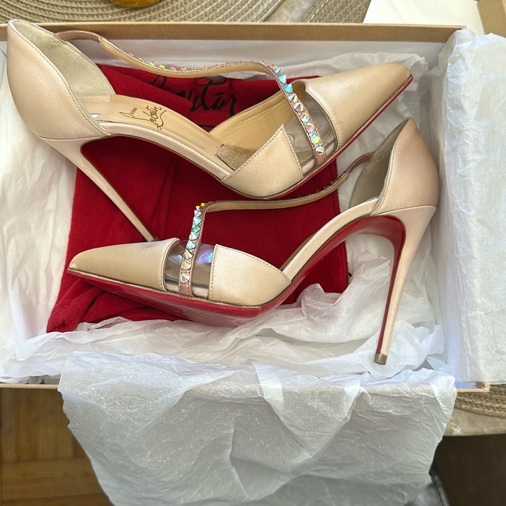 Krystal cross Clbs and great condition. Wore once for my wedding only.